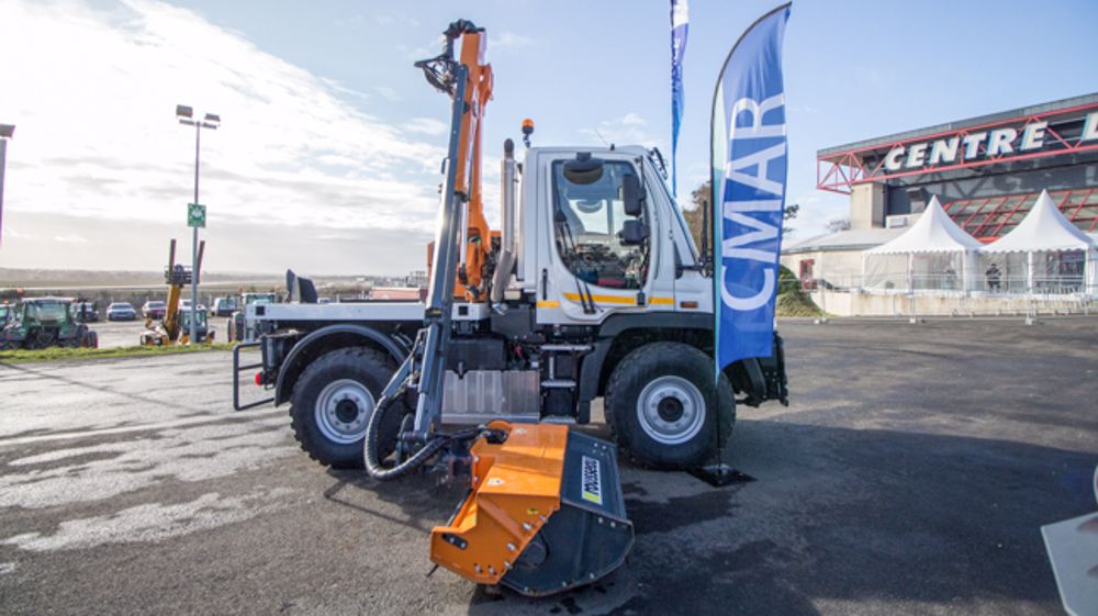 Le Mercedes Unimog entretient les routes avec une Castor Le Mercedes Unimog entretient les routes avec une Castor