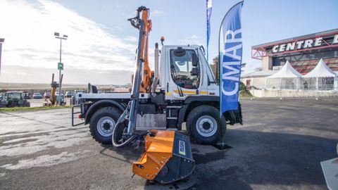 Le Mercedes Unimog entretient les routes avec une Castor Le Mercedes Unimog entretient les routes avec une Castor