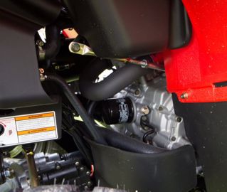 Le moteur à injection électronique de 443 cm³ requiert une première vidange du bloc à 350 km, ainsi que le changement du filtre placé devant.