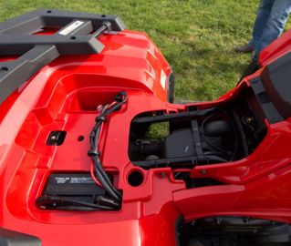 La selle du quad abrite la batterie ainsi qu'un coupe batterie. L'assise s'enlève facilement à l'aide d'un cran.