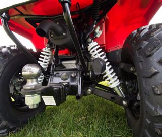 De série, Textron équipe son quad d'une boule d'attelage, de 50 mm de diamètre, couplée à une prise électrique de remorque à sept broches.