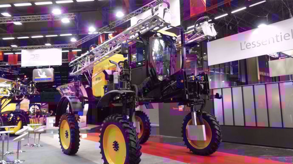 Un automoteur Artec doté d’un relevage avant Un automoteur Artec doté d’un relevage avant