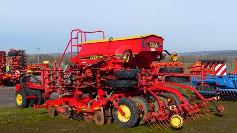 Lancé en 1991, le semoir à disques Väderstad Rapid, spécialisé pour le non-labour, s’est forgé une bonne réputation de robustesse et de polyvalence. Lancé en 1991, le semoir à disques Väderstad Rapid, spécialisé pour le non-labour, s’est forgé une bonne réputation de robustesse et de polyvalence.