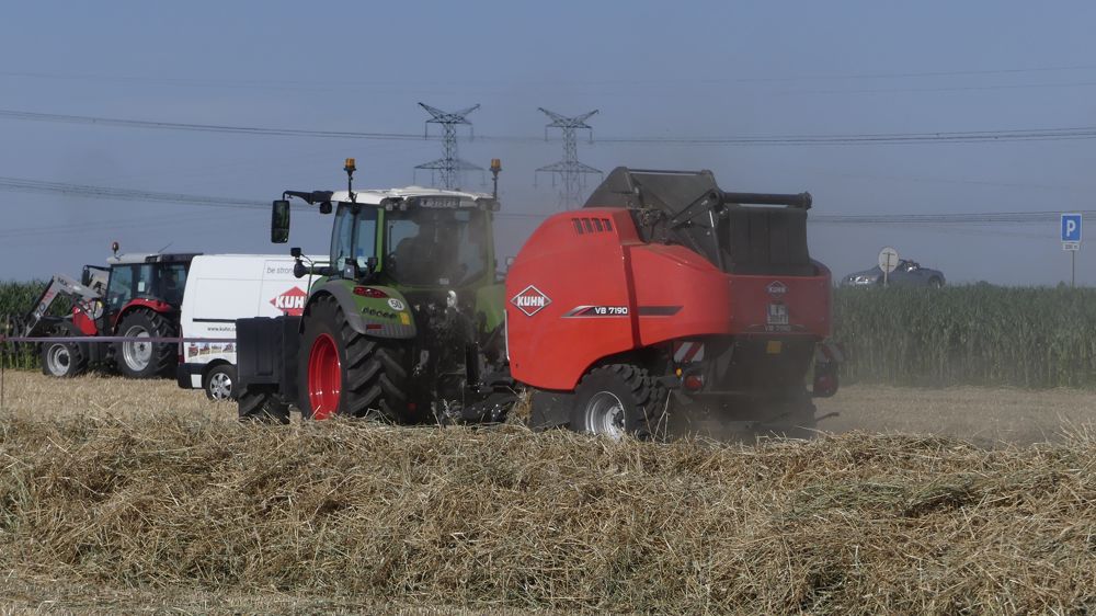 Des balles rondes atteignant 140 kg/m3 chez Kuhn Des balles rondes atteignant 140 kg/m3 chez Kuhn