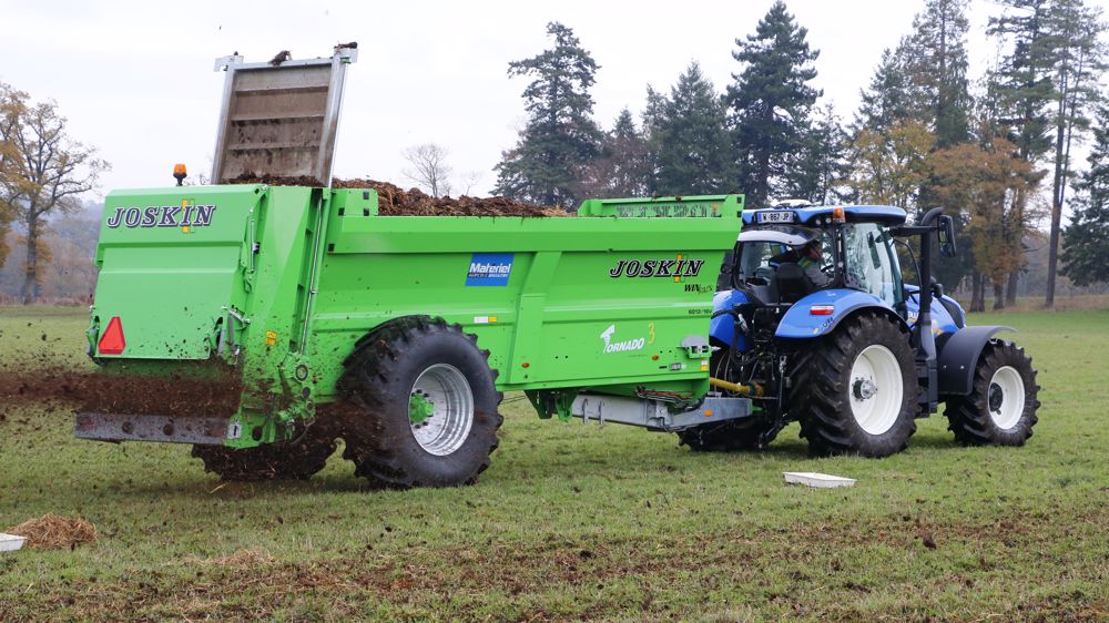 La table d’épandage Horizon prend place à l’arrière de la caisse Tornado 3, qui peut également recevoir un cadre avec des hérissons verticaux.