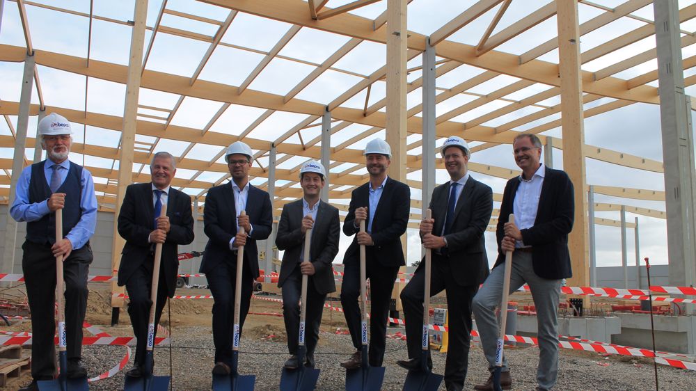De gauche à droite : Paul Thermote, fondateur du Groupe TVH, Olivier Rémond Directeur Général France de Bepco, Simon Witouck, directeur opérationnel Bepco Group, Olivier Therasse, maire de Sainte-Colombe-en-Bruilhois, Olivier GRIMA, vice-président de l’agglomération d’Agen, M. Amaury Salaün, directeur général de Bepco Group) et Karl Sanders, directeur des matériels Bepco Group. De gauche à droite : Paul Thermote, fondateur du Groupe TVH, Olivier Rémond Directeur Général France de Bepco, Simon Witouck, directeur opérationnel Bepco Group, Olivier Therasse, maire de Sainte-Colombe-en-Bruilhois, Olivier GRIMA, vice-président de l’agglomération d’Agen, M. Amaury Salaün, directeur général de Bepco Group) et Karl Sanders, directeur des matériels Bepco Group.