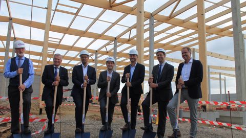 De gauche à droite : Paul Thermote, fondateur du Groupe TVH, Olivier Rémond Directeur Général France de Bepco, Simon Witouck, directeur opérationnel Bepco Group, Olivier Therasse, maire de Sainte-Colombe-en-Bruilhois, Olivier GRIMA, vice-président de l’agglomération d’Agen, M. Amaury Salaün, directeur général de Bepco Group) et Karl Sanders, directeur des matériels Bepco Group. De gauche à droite : Paul Thermote, fondateur du Groupe TVH, Olivier Rémond Directeur Général France de Bepco, Simon Witouck, directeur opérationnel Bepco Group, Olivier Therasse, maire de Sainte-Colombe-en-Bruilhois, Olivier GRIMA, vice-président de l’agglomération d’Agen, M. Amaury Salaün, directeur général de Bepco Group) et Karl Sanders, directeur des matériels Bepco Group.