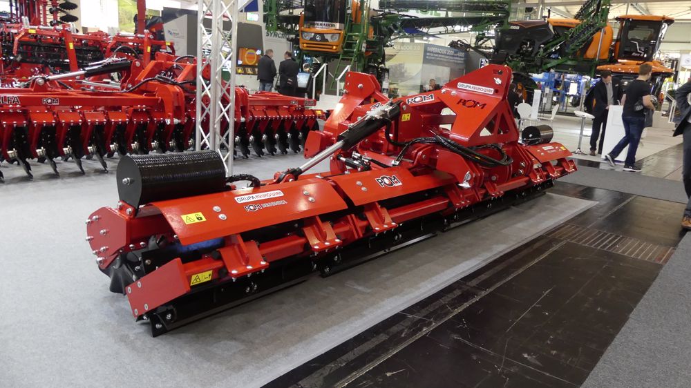 Le rouleau Alfa Mulch de Pom Brodnica broie les couverts Le rouleau Alfa Mulch de Pom Brodnica broie les couverts