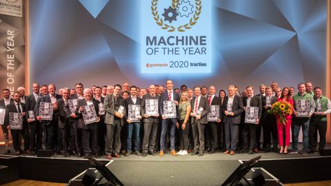 Les gagnants et les journalistes sur la scène de la remise des prix. Les gagnants et les journalistes sur la scène de la remise des prix.