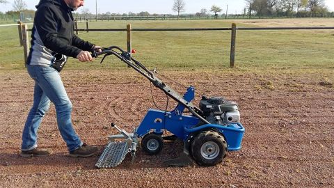 Poget : un rabot désherbeur compact Poget : un rabot désherbeur compact
