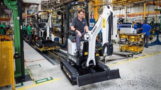 Une mini-pelle électrique d'1t en production chez Bobcat
