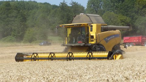 Essai New Holland CX8.80 : des battes alternées pour moins ronronner Essai New Holland CX8.80 : des battes alternées pour moins ronronner