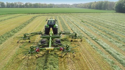 Un "petit" andaineur à quatre rotors Krone Un "petit" andaineur à quatre rotors Krone