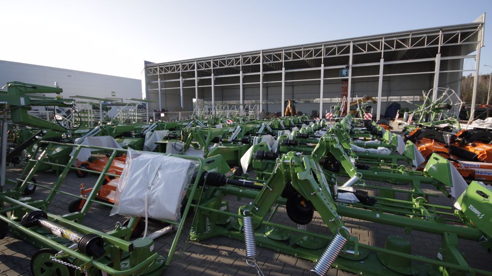 Au bout du parc d’expédition, un nouveau bâtiment autorisera bientôt le chargement des camions à l’abri des intempéries.
