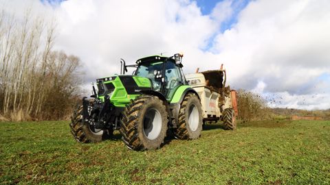 Les trois modèles d’Agrotron série 6.4, motorisés par un quatre-cylindres, se positionnent entre les tracteurs à petit châssis et les versions à six cylindres de la série 6. Les trois modèles d’Agrotron série 6.4, motorisés par un quatre-cylindres, se positionnent entre les tracteurs à petit châssis et les versions à six cylindres de la série 6.