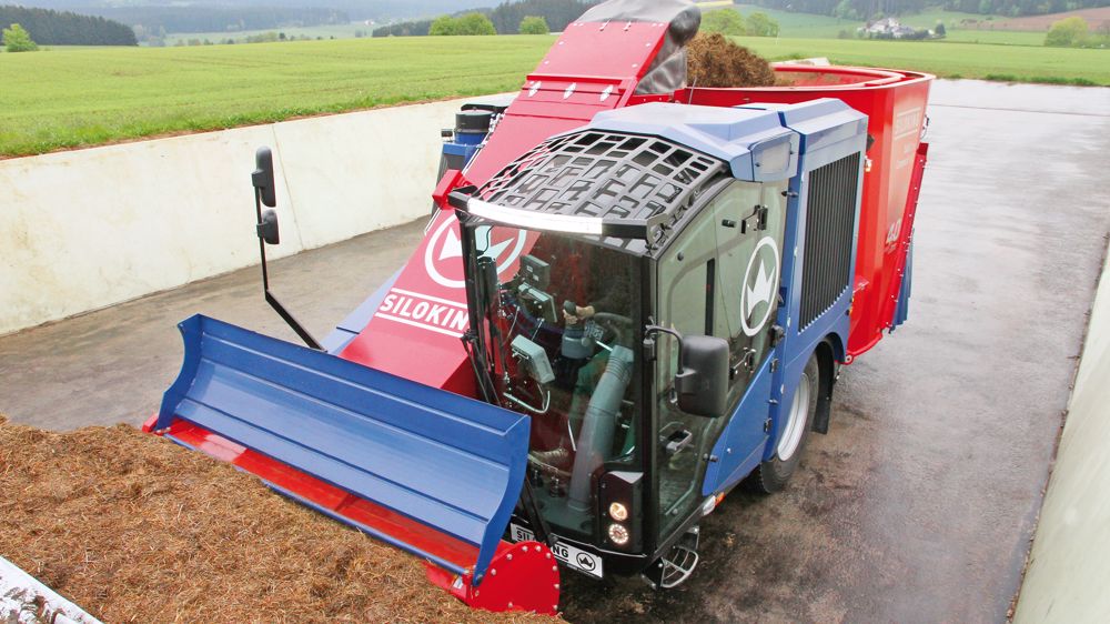 La commission d'essai de la DLG a jugé très satisfaisants les débits de désilage et de remplissage, avec 962 kg/min pour l'herbe ramassée à l’autochargeuse, 1 269 kg/min pour l'herbe récoltée à l'ensileuse et 3 255 kg/min pour l'ensilage de maïs. La commission d'essai de la DLG a jugé très satisfaisants les débits de désilage et de remplissage, avec 962 kg/min pour l'herbe ramassée à l’autochargeuse, 1 269 kg/min pour l'herbe récoltée à l'ensileuse et 3 255 kg/min pour l'ensilage de maïs.