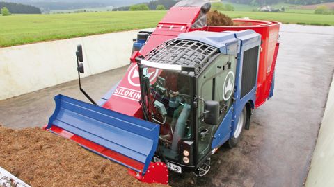 La commission d'essai de la DLG a jugé très satisfaisants les débits de désilage et de remplissage, avec 962 kg/min pour l'herbe ramassée à l’autochargeuse, 1 269 kg/min pour l'herbe récoltée à l'ensileuse et 3 255 kg/min pour l'ensilage de maïs. La commission d'essai de la DLG a jugé très satisfaisants les débits de désilage et de remplissage, avec 962 kg/min pour l'herbe ramassée à l’autochargeuse, 1 269 kg/min pour l'herbe récoltée à l'ensileuse et 3 255 kg/min pour l'ensilage de maïs.