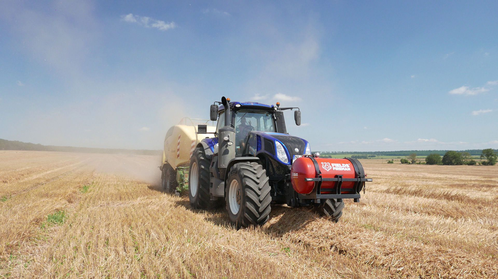 Un extincteur de 650 L sur le relevage avant avec Fields Fireman Un extincteur de 650 L sur le relevage avant avec Fields Fireman