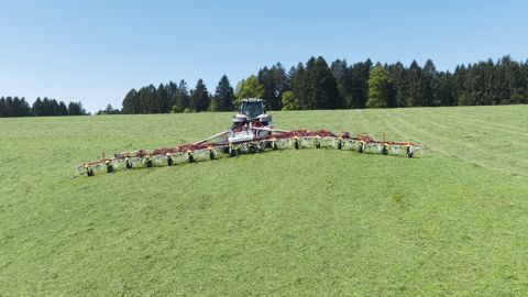 La Pöttinger HIT 16.18 T fane large La Pöttinger HIT 16.18 T fane large