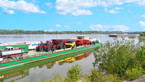 Des moissonneuses sur la péniche Des moissonneuses sur la péniche