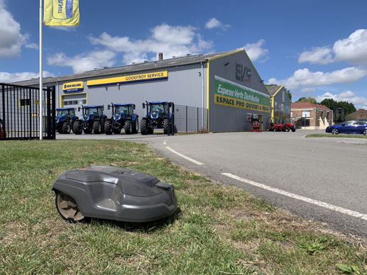 EV 10 Pro vend et installe une centaine de robots de tonte chaque année.