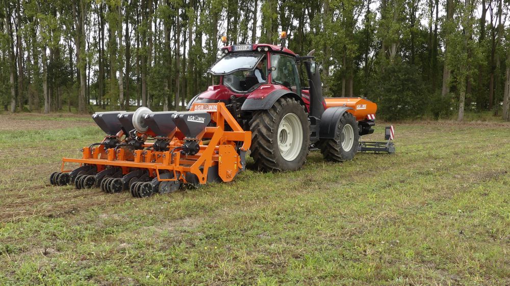 Un combiné strip till et Twin Row chez Agrowin International Un combiné strip till et Twin Row chez Agrowin International