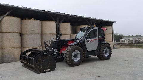 Le Manitou MLT 841-145 PS+ se reconnaît rapidement à sa nouvelle cabine NewAg ainsi qu’à la couleur noire de son bras. Le Manitou MLT 841-145 PS+ se reconnaît rapidement à sa nouvelle cabine NewAg ainsi qu’à la couleur noire de son bras.