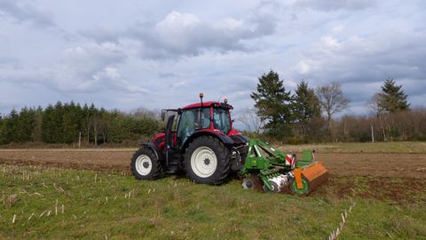 La gamme de déchaumeurs Catros d'Amazone se décline en largeurs de travail de 3 m jusqu'à 12 m. La gamme de déchaumeurs Catros d'Amazone se décline en largeurs de travail de 3 m jusqu'à 12 m.