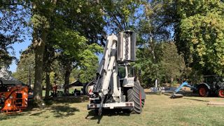 Repliée, la machine de grand gabarit reste dans l'encombrement du tracteur.