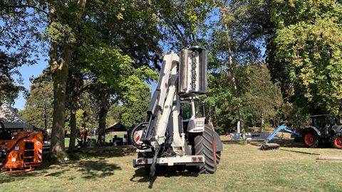 Repliée, la machine de grand gabarit reste dans l'encombrement du tracteur. Repliée, la machine de grand gabarit reste dans l'encombrement du tracteur.