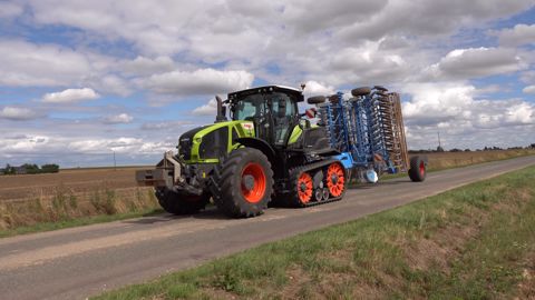 Qu’il soit équipé de chenilles en 635 ou 735 mm de large, l’Axion 900 Terra Trac ne dépasse pas 3 m de largeur hors tout. Qu’il soit équipé de chenilles en 635 ou 735 mm de large, l’Axion 900 Terra Trac ne dépasse pas 3 m de largeur hors tout.