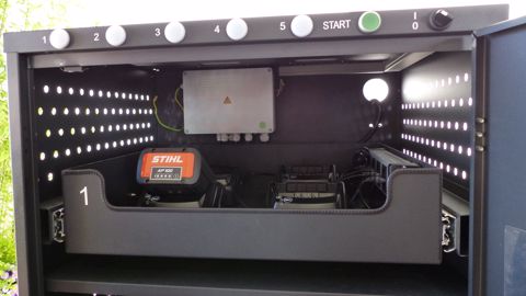 Une armoire de charge pour les batteries Stihl Une armoire de charge pour les batteries Stihl