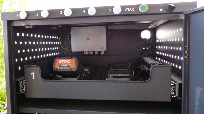 Une armoire de charge pour les batteries Stihl Une armoire de charge pour les batteries Stihl