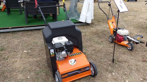 Eliet propose le nouveau regarnisseur DZC 450, de 45 cm de largeur de travail, qui vient compléter le DZC 600, de 60 cm. Eliet propose le nouveau regarnisseur DZC 450, de 45 cm de largeur de travail, qui vient compléter le DZC 600, de 60 cm.