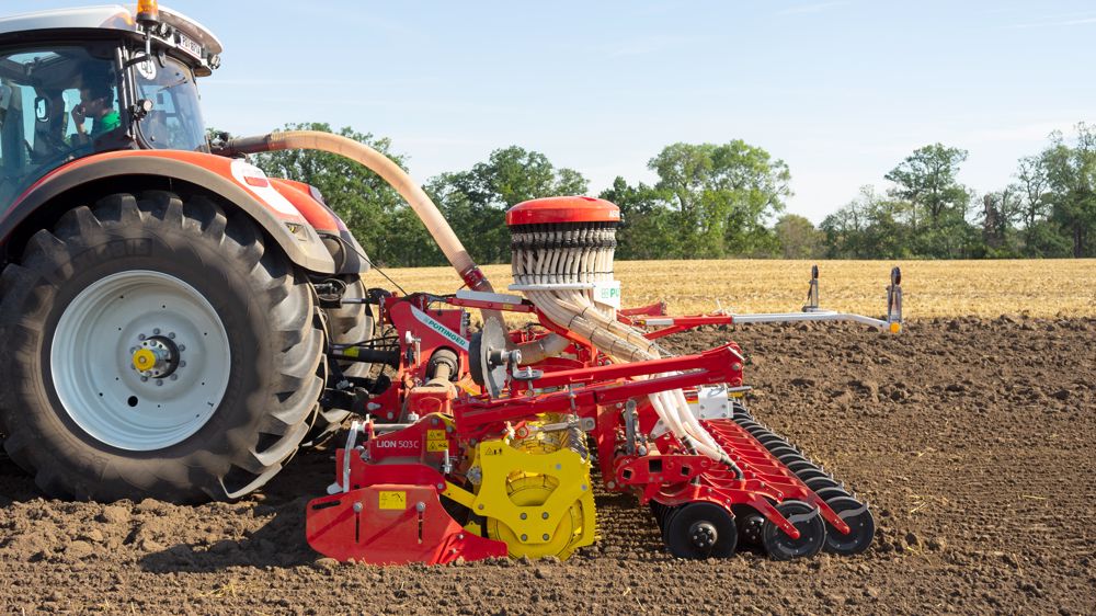 Les herses rotatives repliables Pöttinger série 103 C plus compactes