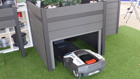 Présenté sur Salonvert 2020, cet abri en matériaux composites à 90 % recyclables interagit avec le robot de tonte. Son volet roulant synchronisé s’ouvre ou se ferme en fonction des allées et venues de la machine. Présenté sur Salonvert 2020, cet abri en matériaux composites à 90 % recyclables interagit avec le robot de tonte. Son volet roulant synchronisé s’ouvre ou se ferme en fonction des allées et venues de la machine.
