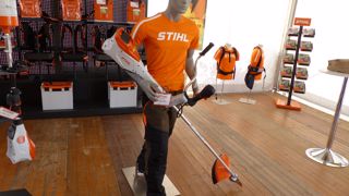 Présentation sur le stand de Stihl lors de Salonvert 2020 de la nouvelle débroussailleuse FSA 135 (gamme 135). 
