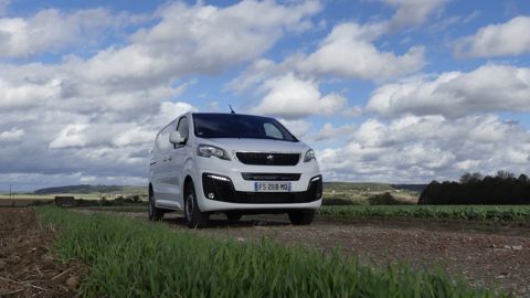 De l’extérieur, difficile de distinguer les différences entre une version Peugeot e-Expert des modèles thermiques De l’extérieur, difficile de distinguer les différences entre une version Peugeot e-Expert des modèles thermiques