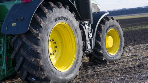 Le pneu Kleber Topker est disponible pour l'instant en six dimensions arrière et cinq dimensions avant. Le pneu Kleber Topker est disponible pour l'instant en six dimensions arrière et cinq dimensions avant.