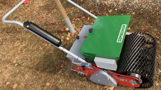 L'engazonneuse électrique suit a cadence