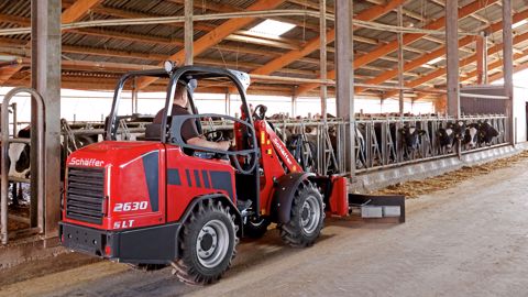 Le nouveau valet de ferme compact 2630 SLT affiche une largeur hors tout de 1,02 m. Le nouveau valet de ferme compact 2630 SLT affiche une largeur hors tout de 1,02 m.