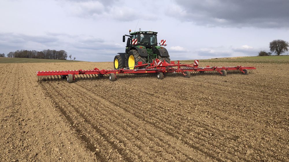 La herse étrille Cura ST s’étend jusqu’à 15,20 m chez Horsch La herse étrille Cura ST s’étend jusqu’à 15,20 m chez Horsch
