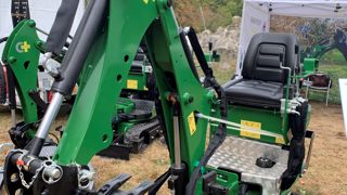 Une minipelle Chargeur + pour petits chantiers