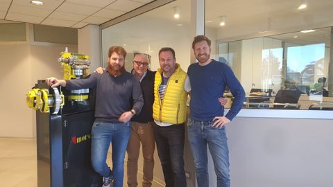 A gauche, Giovanni et Giannantonio Moreni avec Jan Bednar (en jaune). A gauche, Giovanni et Giannantonio Moreni avec Jan Bednar (en jaune).