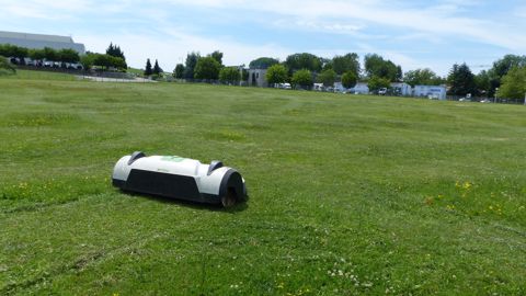 L’un des robots Etesia ETM 115 actuellement en test dans plusieurs pays, dont la France. L’un des robots Etesia ETM 115 actuellement en test dans plusieurs pays, dont la France.