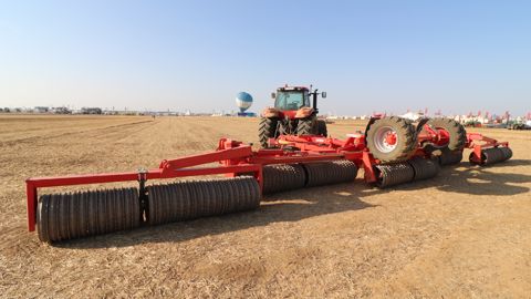 Innov-Agri 2021 : Le rouleau Rollmax de Quivogne travaille sur 15,30 m Innov-Agri 2021 : Le rouleau Rollmax de Quivogne travaille sur 15,30 m