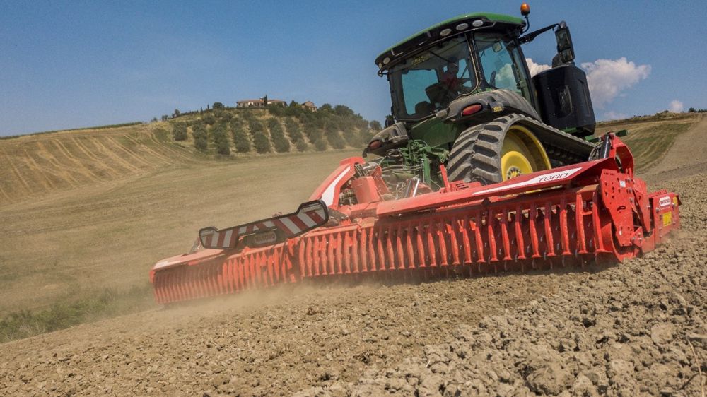 La herse rotative Toro Isotronic surveillée à distance chez Maschio Gaspardo La herse rotative Toro Isotronic surveillée à distance chez Maschio Gaspardo