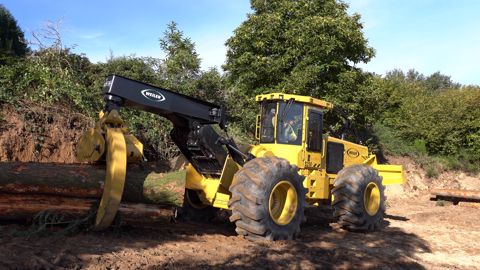 Le Weiler S250 affiche un poids en ordre de marche d’environ 20 t, mu par un moteur Caterpillar de 200 ch. Le Weiler S250 affiche un poids en ordre de marche d’environ 20 t, mu par un moteur Caterpillar de 200 ch.