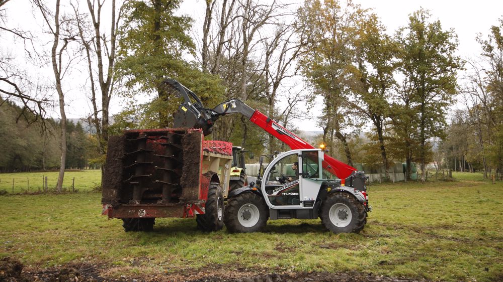 Le Massey Ferguson TH.7038 est un télescopique bien pensé. Sa prise en main se fait en quelques chargements de fumier. Le Massey Ferguson TH.7038 est un télescopique bien pensé. Sa prise en main se fait en quelques chargements de fumier.