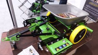 Une solution de désherbage mécanique tractée avec benne.